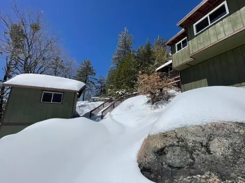 Modern hilltop cabin, 3 miles from Snow Valley