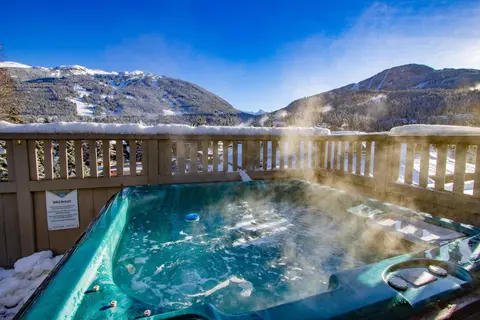 The Royal Suite - Village Penthouse, Private Hot Tub w Mountain Views, Sauna, Gas Fireplace