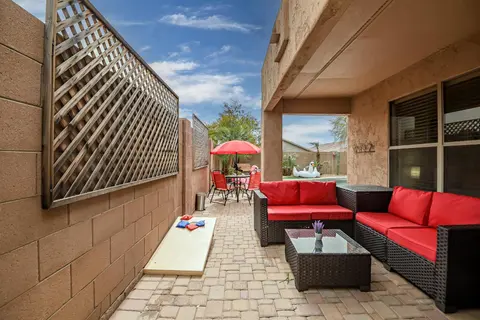 Chic Poolside Oasis - Karaoke - BBQ - Games