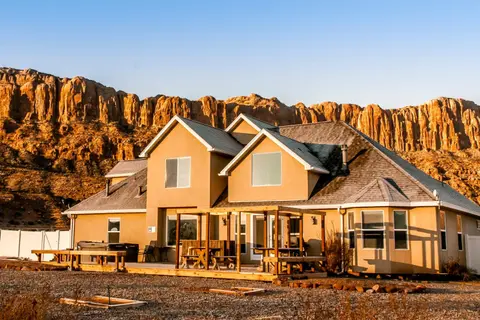 Moab Desert Home, 4 Bedroom Private House, Sleeps 10, Pet Friendly