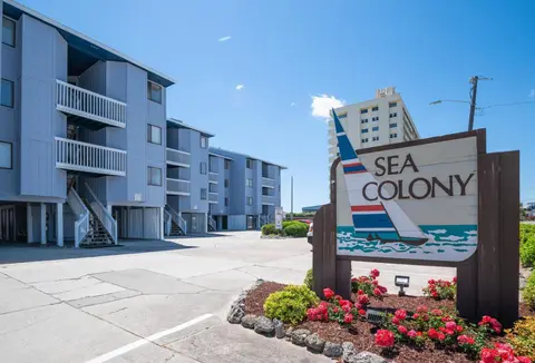 Oceanfront Condo with pool - Walk to the Tiki Bar