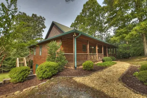 Family Friendly Cabin On A Creek With Large Yard