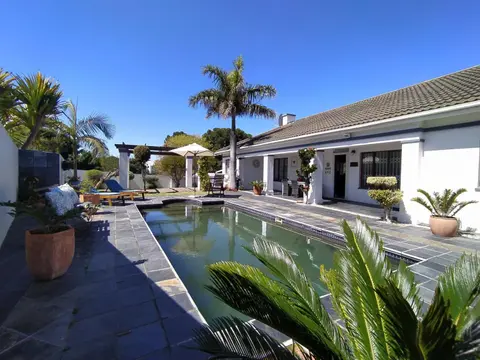 Villa Mintos - 4 bed 3 bath, Pool, 750m to Robberg 5 Beach