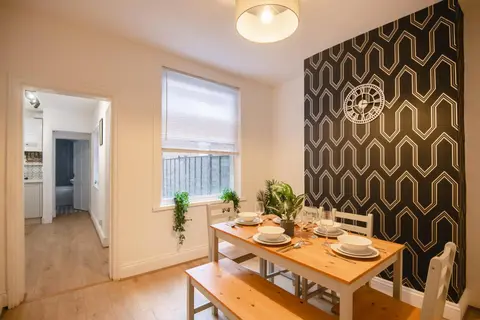 Modern 3 Bedroom Home in Central Rugby w Parking