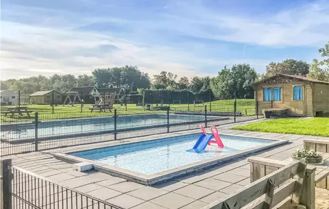 Stunning Home In Tzummarum With Wifi