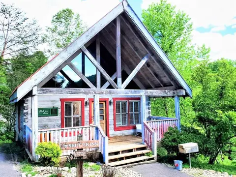 Adorable Shuter Inn FREE Tickets & Hot Tub 1 Mile to Downtown--Close to it all!