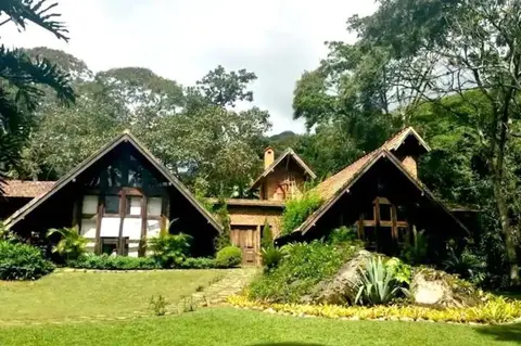 Casa com cachoeira e rio particular