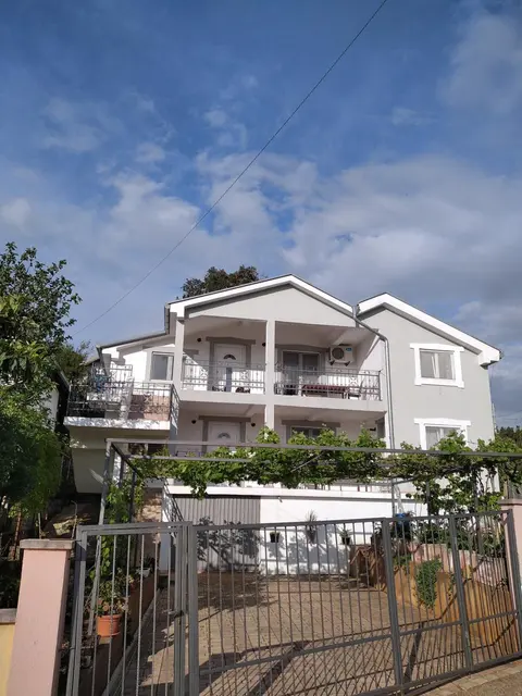 ApartToni