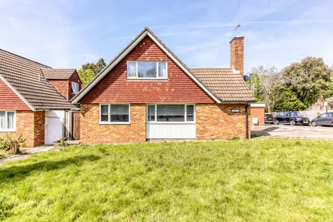 Contemporary 4 bedroom detached house with parking and city links