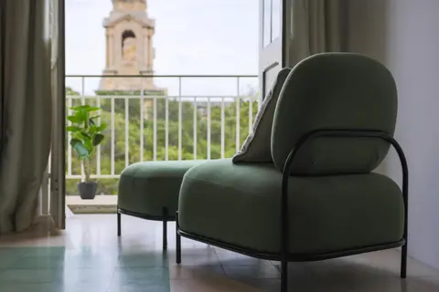 Stylish Apartment steps from the Capital