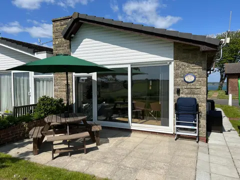 VALLEY VIEW self-catering coastal bungalow in rural West Wight