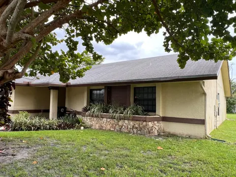 Entire Single Family home 3 bed 2 bath in water front big cozy back yard view