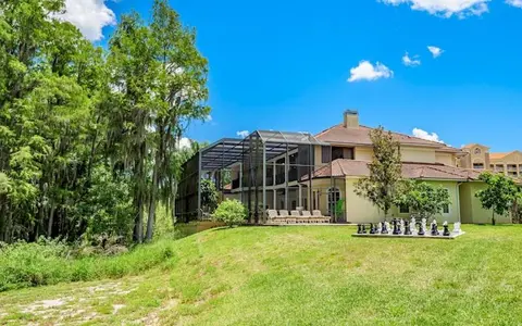 Lakeside Villa: Opulent 8BR Paradise in St. Georges Manor, Formosa Gardens, FL