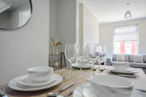 Stay with Alexandra - Free Parking - Free Wifi Superb Location