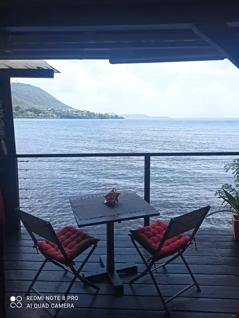 Studio Corail suspendu au dessus de la mer