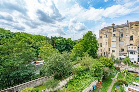 Charming two bedroom Maisonette