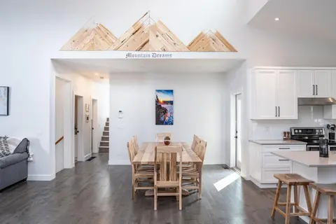 Mountain Dreams - Revelstoke Home Near RMR