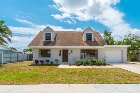 WEST PALM BEACH-Picklebll Court, Basketball Court, Heated Pool, Fire Pit