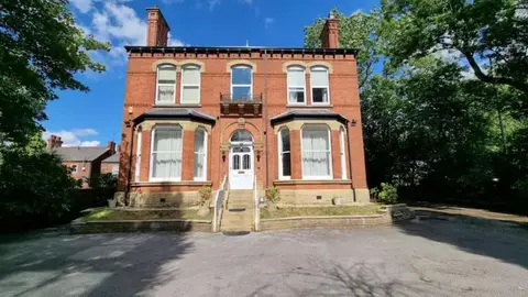 6 Bed Mansion Sleeps 20 Free Parking