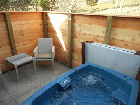 Hare Lodge with Hot Tub