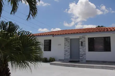 Luxury Vacation House in Miami’s Center!