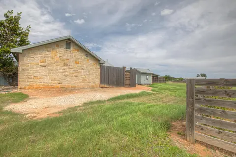 Cozi Cottage with Hot Tub! - 2 Min to Wineries!