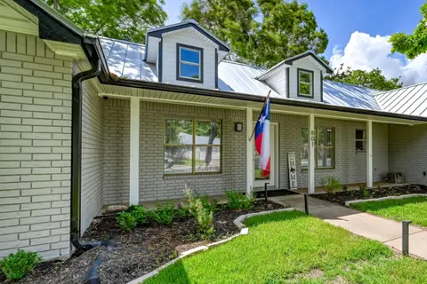 Luxury Haus - GREAT Backyard, Firepit, Bocce Ball!