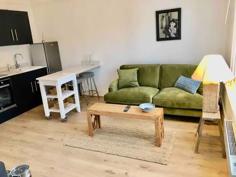A perfectly located bright, modern ,Victorian flat