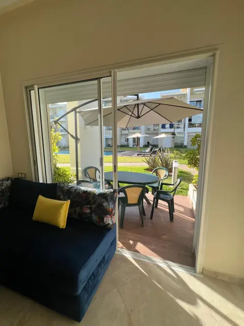 Grand appartement lumineux vue sur piscine Rez de chaussée
