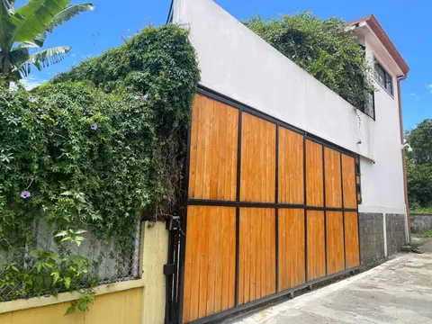 Elegante Casa de 4 Habitaciones a Solo 15 Minutos del Corazón de la Ciudad