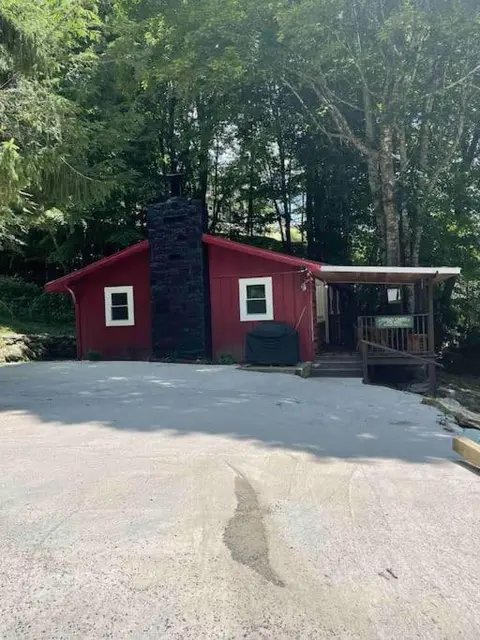 Creekside 3 bedroom 2 bath cabin on private creek