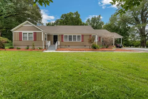 Mins to Graceland Secluded Rambling Ranch Style Home