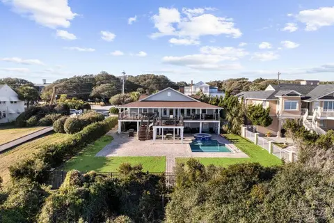 Posh Ocean Front: Huge Private Pool, Yard, Spa, Patio & Deck, BBQ, Game Room with 4 En-Suite Bathrooms