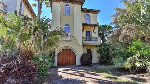 Tuscany - Easy beach access Large Community Pool And Hot Tub small dogs welcome with pet fee