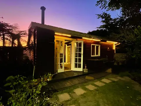 Moonriver Sunset View Cottage and Le Shed Garden Cottage