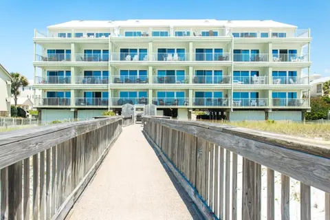 Commodore's Retreat 402 - Beach service included 2 chairs and 1 umbrella March through October