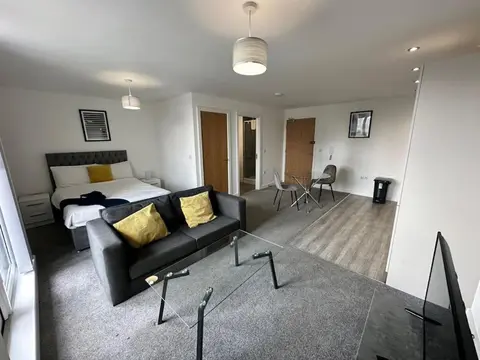 Fab, Spacious Studio+Balcony MCR