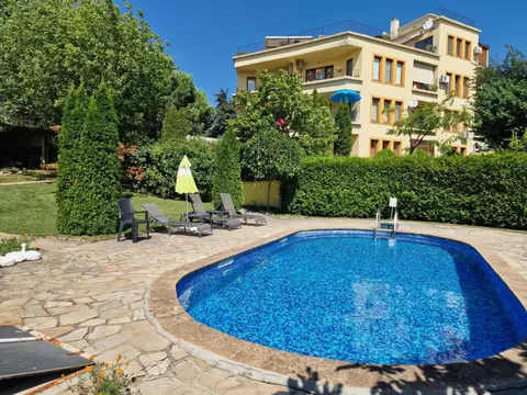 Pool & BBQ Garden Oasis, Quiet Relaxation near the Beach, Free Parking, Fast WiFi