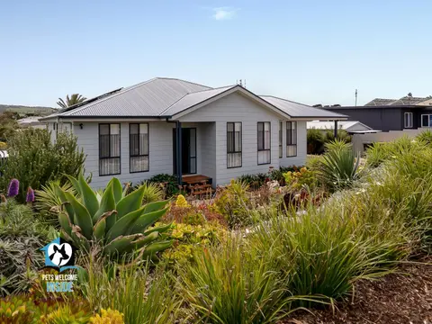 4BR Contemporary Coastal Home with Rural Outlook