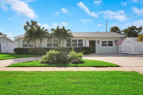 Cutting-edge & Cozy 4 Bed 2 Bath North Palm Beach