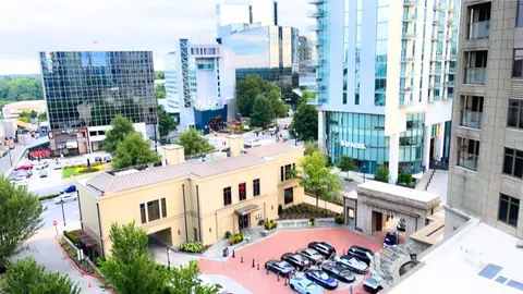 The Luxe -Highrise, Balcony, Year-round Pool, City View!