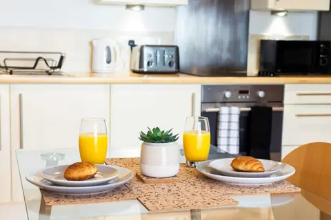Executive 2 Bed Apartment with Free Parking by Amazing Spaces Relocations Ltd