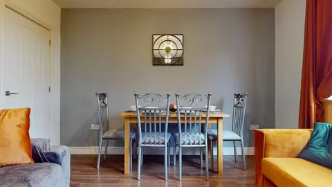 Cosy 2 bed Apartment 1st Floor Business & Leisure Parking and Wifi by Jesswood Properties