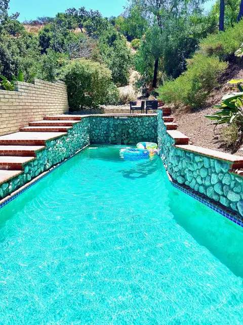 NEW Modern apt w/pool & hot tub in nature