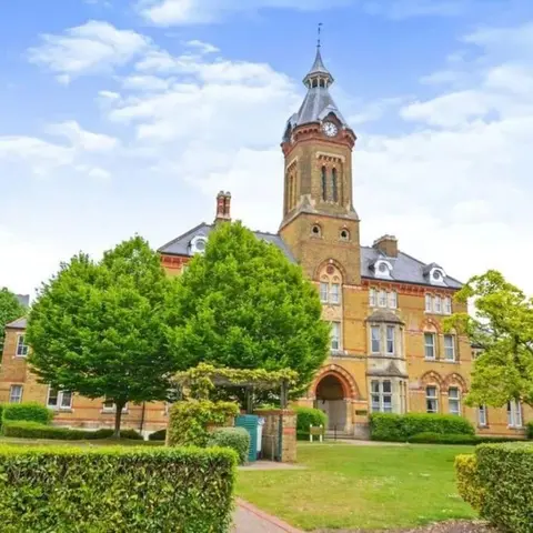 Luxe & Stylish Centralised Watford Apt - Fast Wi-Fi & Free Parking Near Harry Potter Studios Tour