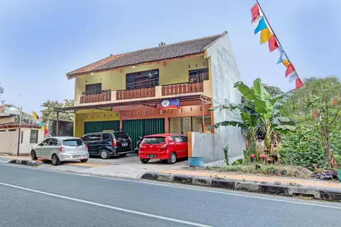 SPOT ON 93007 Guest House Lestari