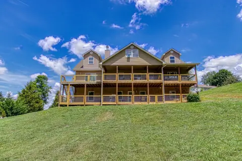 Rustic River Lodge by HoneyBearCabins 7BR 6BA sleeps 21