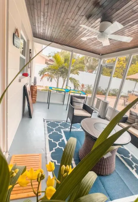 Tropical Backyard Paradise, Hot Tub, Fenced yard