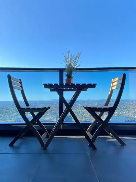 Cozy 2B2B Apartment with Free Parking & Penthouse Pool