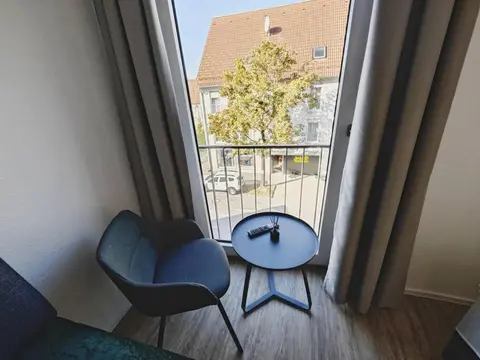 TiCasa PALMS Zentral-Outlet-SmartTV-Aufzug-Stylisch-Unique